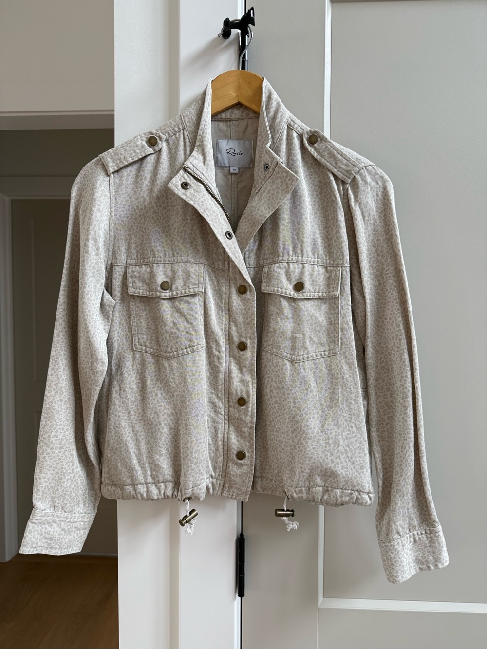 Rails Collins Utility Jacket Beige Cheetah Print X Small Like New - Picture 2 of 3
